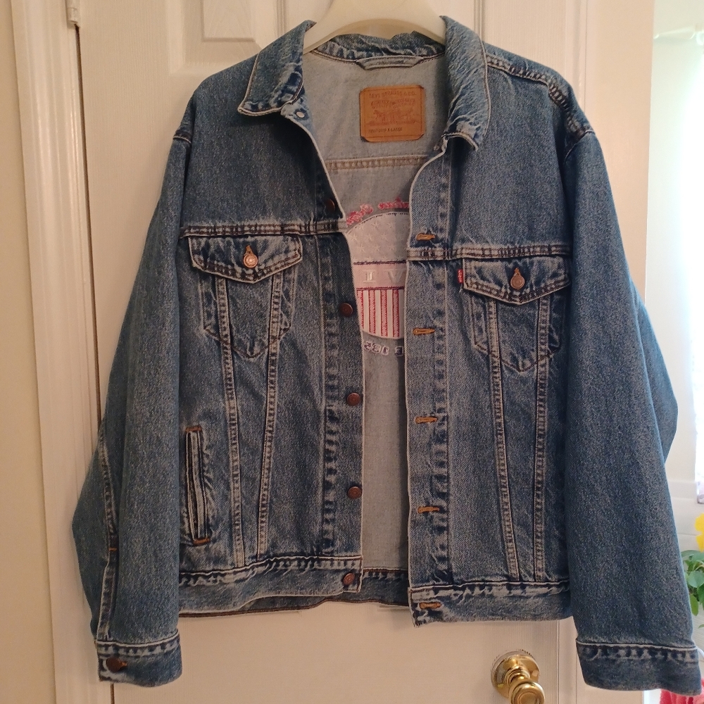 Levis mens original riveted denim truckers jacket.